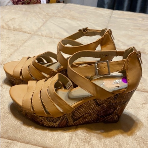 Kenneth Cole Reaction Tan Wedge Espadrille Shoes - Picture 4 of 12